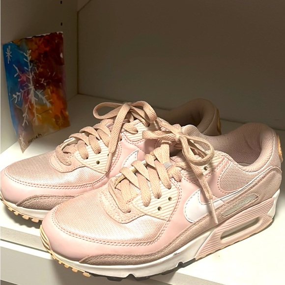Women’s Nike Air Max size 7 Rose Gold/Blush Pink Color - Picture 2 of 4